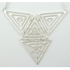 Collier composé de triangles superposés argentés 