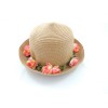 chapeau de soleil orné de jolies fleurs roses